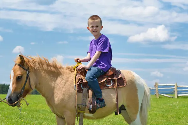 Kind Rijden Pony Natuur Achtergrond — Stockfoto