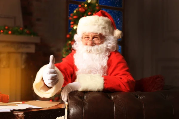 圣诞老人竖起大拇指站着 家庭装修 — 图库照片