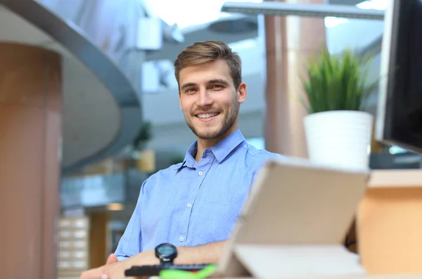 Retrato Homem Feliz Sentado Mesa Escritório Olhando Para Câmera Sorrindo — Fotografia de Stock