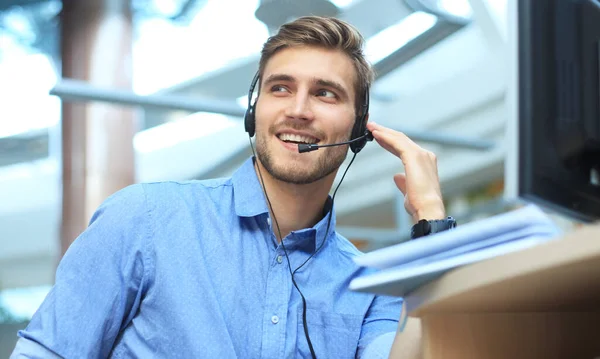 Lachend Vriendelijke Knappe Jonge Mannelijke Call Center Operator — Stockfoto