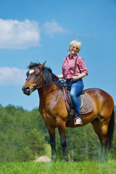 快乐的女人 骑着匹马 — 图库照片