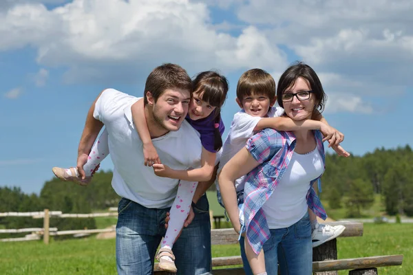 Szczęśliwą Rodzinę Młodych Zabawy Świeżym Powietrzu — Zdjęcie stockowe
