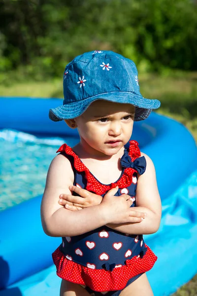 Ein Kleines Mädchen Steht Neben Dem Aufblasbaren Blauen Pool — Stockfoto