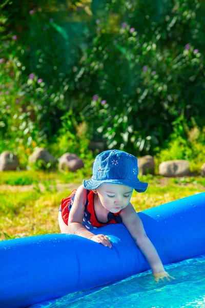 Kleines Mädchen Panama Und Badeanzug Spielen Mit Wasser Aufblasbaren Pool — Stockfoto