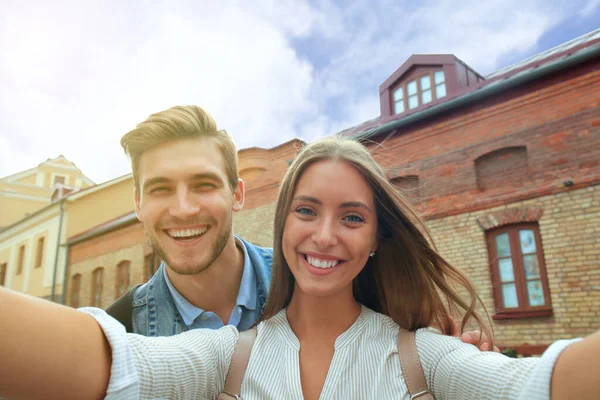 Glada Par Turister Som Tar Selfie Gamla Stan — Stockfoto