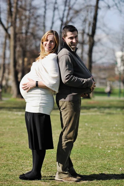 Ζευγάρι Θέτουν Εξωτερικούς Χώρους Ευτυχισμένη Εγκυμοσύνη Έννοια — Φωτογραφία Αρχείου