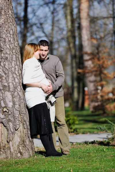 Dışarıda Poz Veren Çift Mutlu Hamilelik Kavramı — Stok fotoğraf