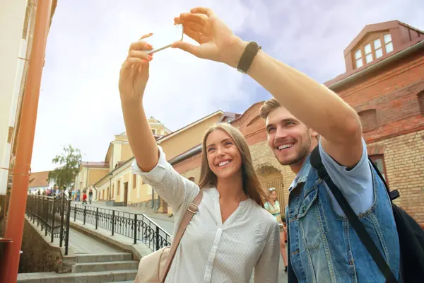 Šťastný Pár Turistů Kteří Berou Selfie Starém Městě — Stock fotografie