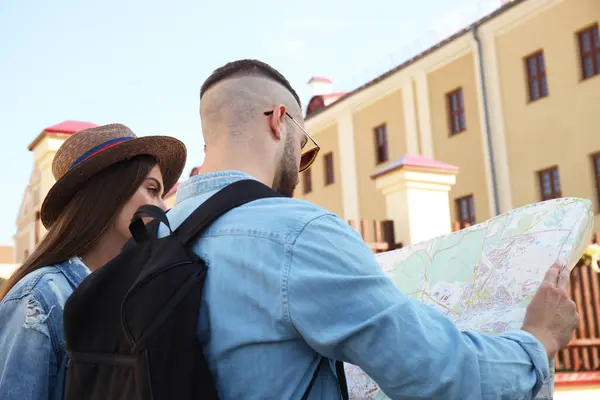 Lyckliga Par Promenader Utomhus Sightseeing Och Hålla Karta — Stockfoto