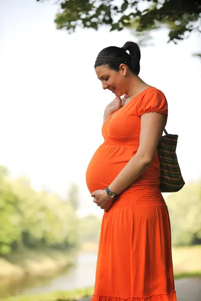 Těhotné Ženy Oranžových Šatech Pózující Venku Šťastné Těhotenství — Stock fotografie