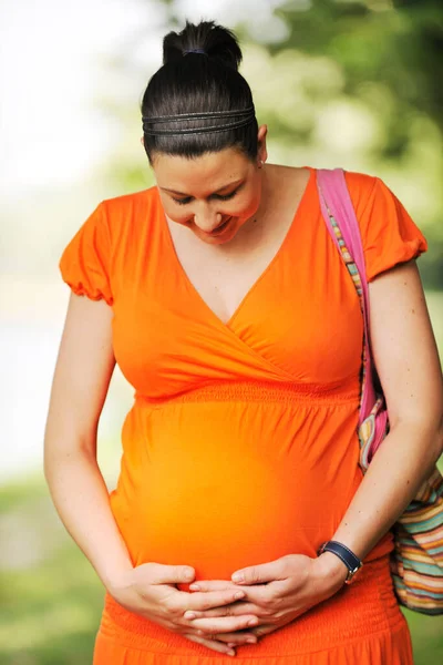 Těhotné Ženy Oranžových Šatech Pózující Venku Šťastné Těhotenství — Stock fotografie