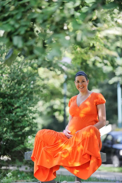 Mujer Embarazada Vestido Naranja Posando Aire Libre Embarazo Feliz — Foto de Stock