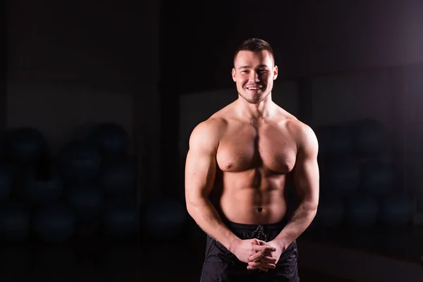 Jonge Knappe Gespierde Man Bodybuilder Poseren — Stockfoto