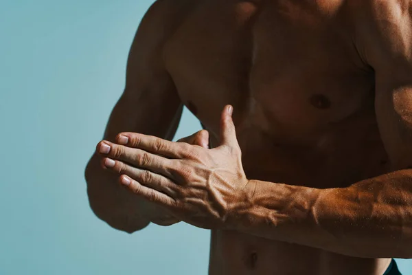 Masculino Com Abaulamento Topless Treino Muscular Posando Fisiculturista — Fotografia de Stock