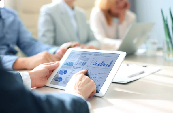 Pessoa Negócios Analisando Estatísticas Financeiras Exibidas Tela Tablet — Fotografia de Stock