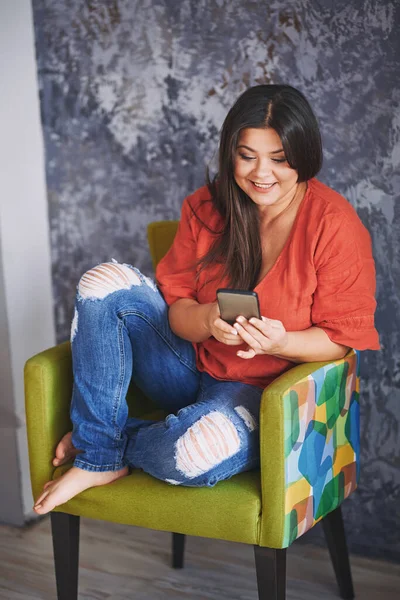 Size Model Sitting Chair Using Smartphone — Stock Photo, Image