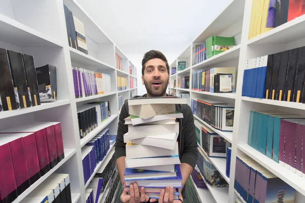 Студент Тримає Багато Книг Шкільній Бібліотеці — стокове фото