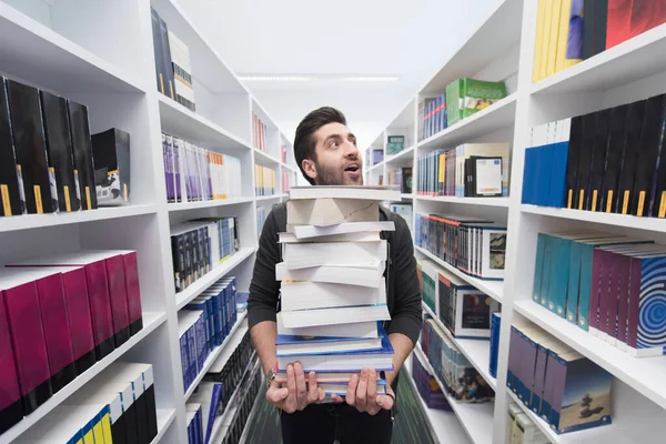 Студент Тримає Багато Книг Шкільній Бібліотеці — стокове фото