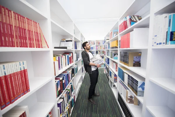 Schüler Halten Viele Bücher Schulbibliothek — Stockfoto