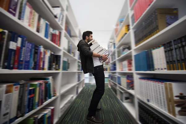 Schüler Halten Viele Bücher Schulbibliothek — Stockfoto