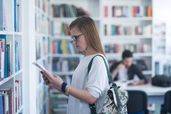 Kvinnlig Student Att Välja Bok Att Läsa Biblioteket — Stockfoto