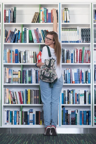 Studentin Sucht Buch Aus Das Sie Bibliothek Lesen Kann — Stockfoto