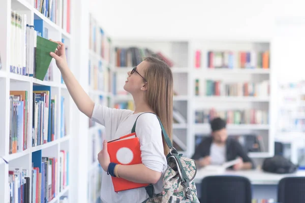 Studentin Sucht Buch Aus Das Sie Bibliothek Lesen Kann — Stockfoto