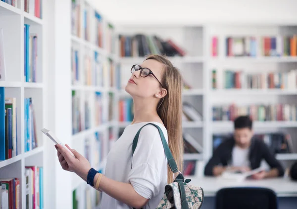Kvinnlig Student Att Välja Bok Att Läsa Biblioteket — Stockfoto
