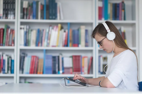 Female Student Study Library Using Tablet Searching Informations Internet — Stock Photo, Image