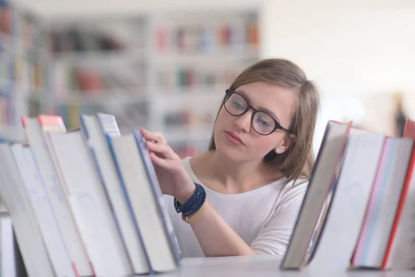 Ritratto Studentessa Che Seleziona Libro Leggere Biblioteca — Foto Stock