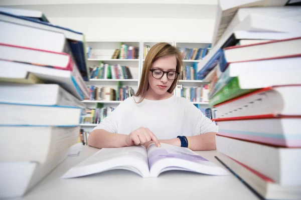Female Student Study Library Using Tablet Searching Information Internet — Stock Photo, Image