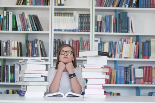 Kvinnliga Studerande Studerar Biblioteket Använder Surfplatta Och Söker Information Internet — Stockfoto