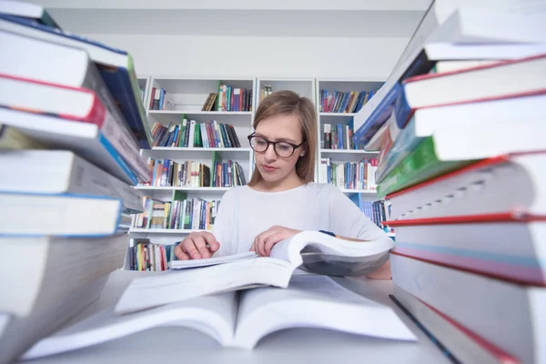 Female Student Study Library Using Tablet Searching Information Internet — Stock Photo, Image