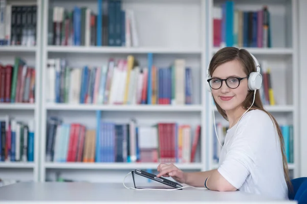 Vrouwelijke Student Studie Bibliotheek Met Behulp Van Tablet Zoeken Naar — Stockfoto