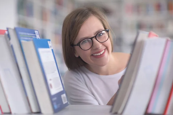 Női Hallgató Kiválasztása Könyvet Olvasni Könyvtár Portréja — Stock Fotó
