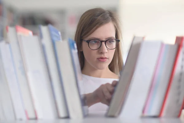 Kitaplıkta Okumak Için Kitap Seçme Kız Öğrencinin Portresi — Stok fotoğraf