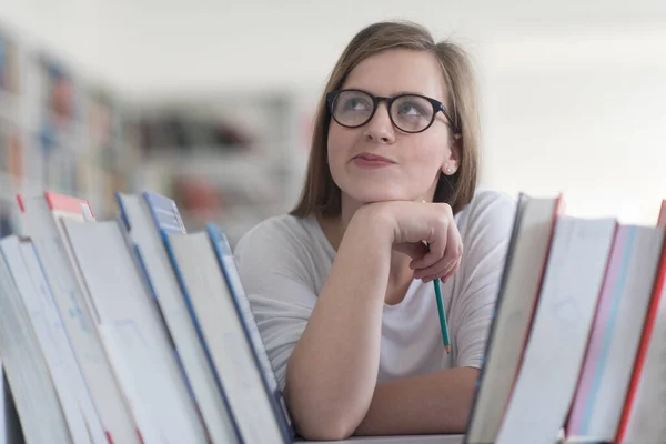 Kitaplıkta Okumak Için Kitap Seçme Kız Öğrencinin Portresi — Stok fotoğraf