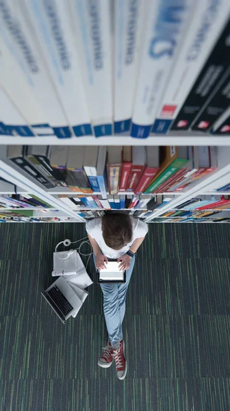 Estudiante Biblioteca Usando Tableta Buscando Información Internet — Foto de Stock
