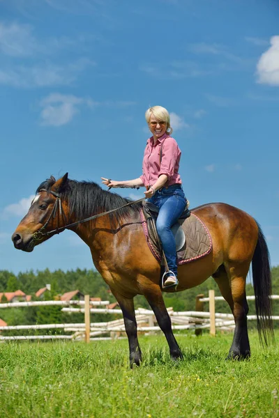 Mulher Feliz Cavalo — Fotografia de Stock