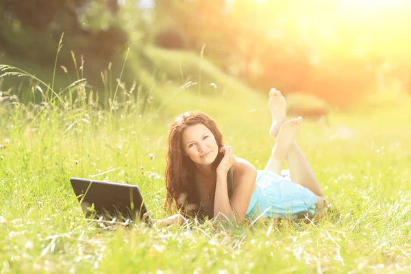 Krásy Dívka Notebookem Venku Parku Slunečného Počasí — Stock fotografie