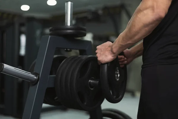 Musculaire Man Bodybuilder Het Oppakken Van Zware Halter — Stockfoto