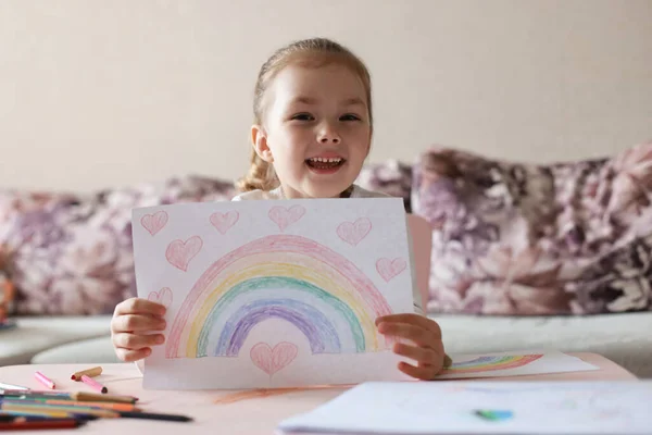 Mädchen Malen Regenbogen Hause Ein Symbol Des Britischen National Health — Stockfoto