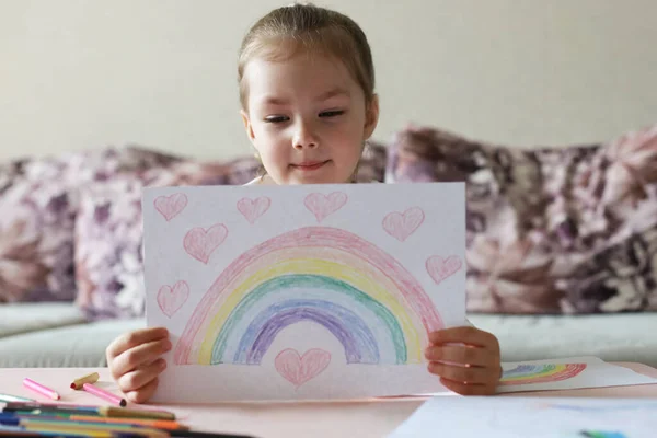 Mädchen Malen Regenbogen Hause Ein Symbol Des Britischen National Health — Stockfoto