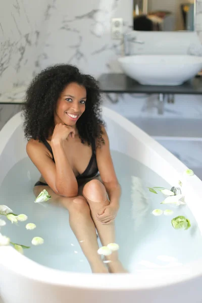 Junge Schwarze Frau Badet Und Trägt Badeanzug — Stockfoto