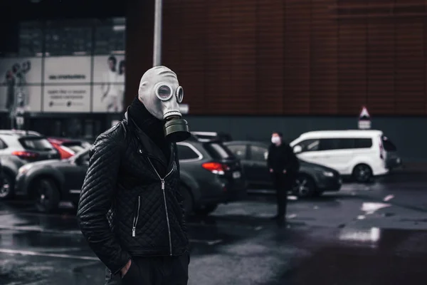 一个戴着防毒面具站在城市停车场的男人 — 图库照片