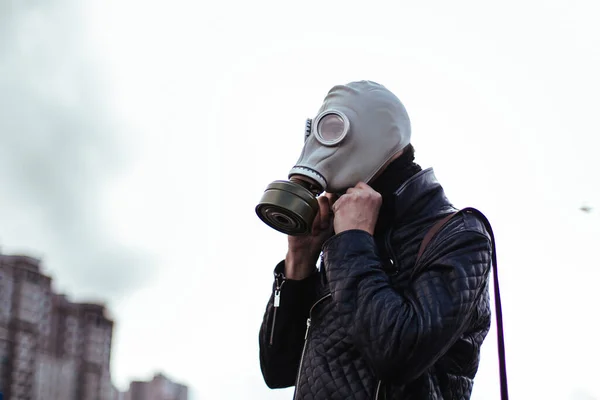 Joven Con Una Máscara Gas Una Calle Ciudad — Foto de Stock