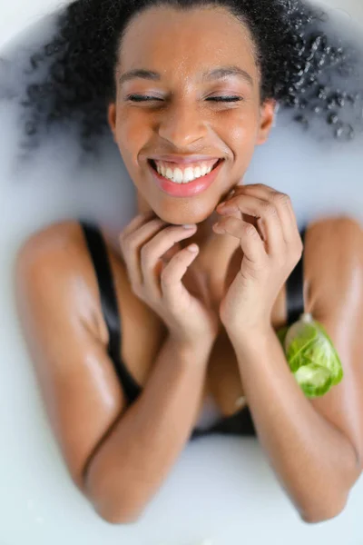 幸せな黒人の少女の肖像画 ミルク風呂とブラを着用 — ストック写真