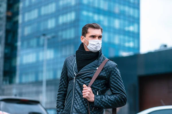 Νεαρός Άνδρας Προστατευτική Μάσκα Στέκεται Στο Δρόμο — Φωτογραφία Αρχείου