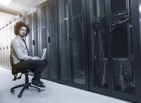 Ingenieur Arbeitet Einem Laptop Serverraum — Stockfoto