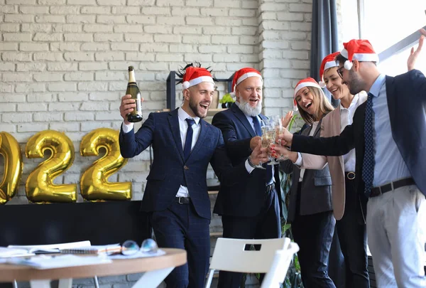 Gente Negocios Está Celebrando Las Vacaciones Oficina Moderna Bebiendo Champán — Foto de Stock